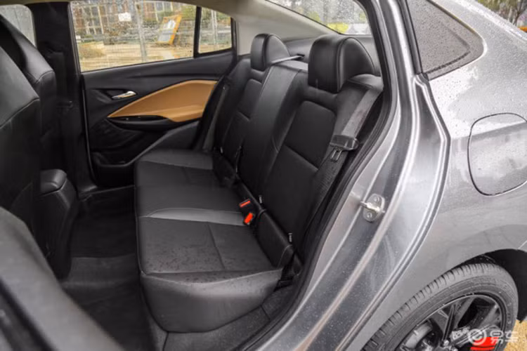 Sức mạnh được truyền xuống cầu trước (FWD) thông qua hộp số tự động 6 cấp Dynamic Start/ Stop Shift (DSS). Chevrolet Onix 2019 có mức tiêu thụ nhiên liệu trung bình khoảng 4,9 lít/100 km (48 mpg US).