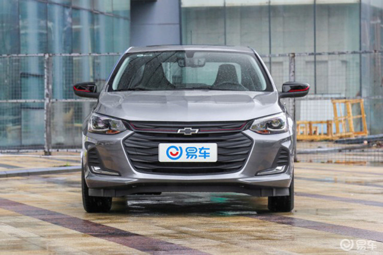 Chevrolet Onix hoàn toàn mới sở hữu thiết kế sắc sảo, phần đầu xe được trang bị lưới tản nhiệt kép với viền đỏ Redline thể thao hai bên logo GM, bên cạnh các điểm nhấn màu đỏ khác ở mâm và gương chiếu hậu.