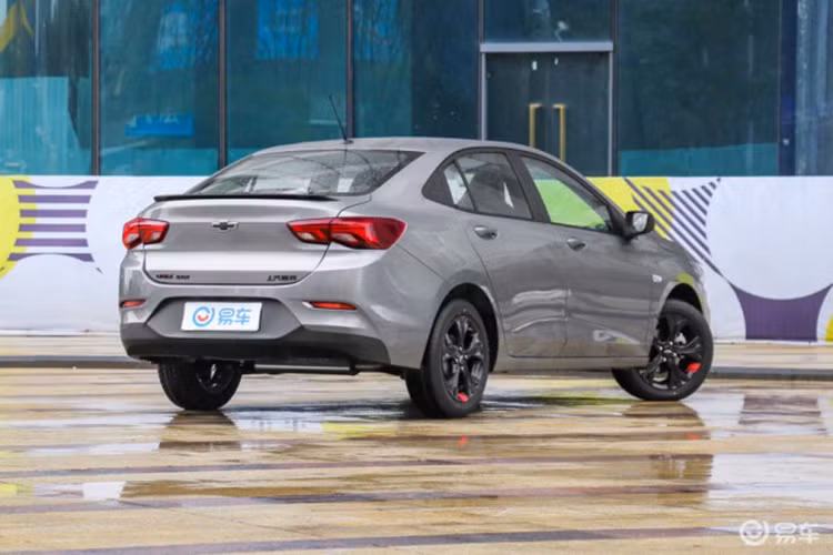 Bên sườn của Chevrolet Onix 2019 bản Redline xuất hiện bộ vành hợp kim 16 inch, 5 chấu được sơn màu đen "tông xuyệt tông" với vỏ gương ngoại thất. Chưa hết, trên vỏ gương ngoại thất và vành còn có đường kẻ chỉ màu đỏ làm điểm nhấn sao cho xứng với cái tên Redline.