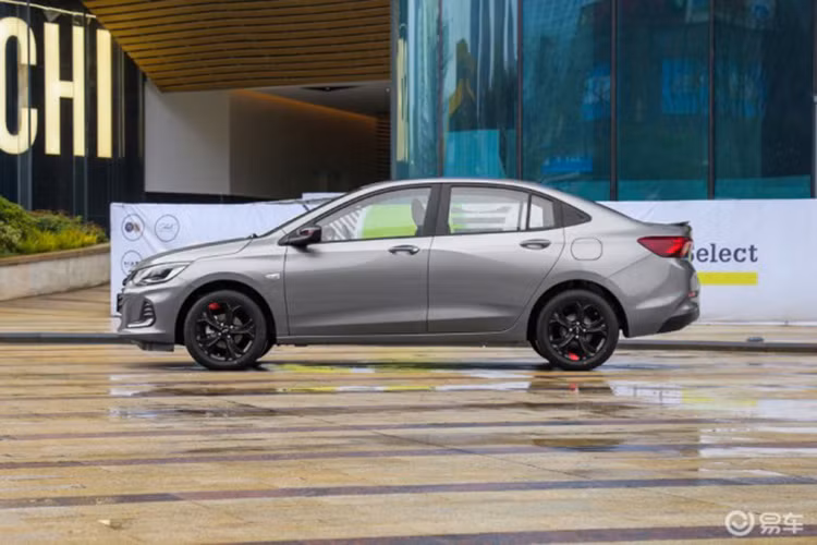 Về thiết kế, mẫu sedan cỡ B Chevrolet Oxix 2019 sở hữu kích thước (D x R x C): 4.474 x 1.730 x 1.471mm đi cùng với chiều dài cơ sở 2.600mm (tức nó dài hơn Aveo 2.480mm) và khoang hành lý có dung tích lên đến 469L.