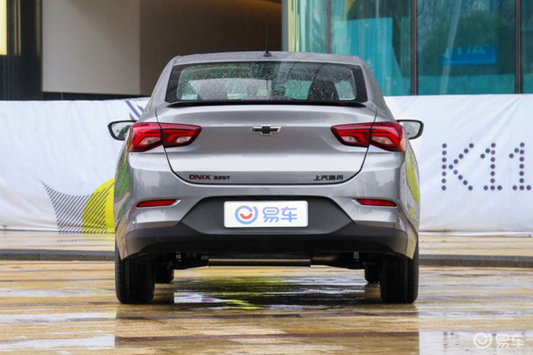 Phía sau của xe, mẫu xe giá rẻ Chevrolet Onix 2019 đã từ bỏ cụm đèn hậu cũ mà thay bằng loại mới có tạo hình đa lớp bên trong ấn tượng hơn. Ngoài ra, thiết kế đuôi xe của mẫu sedan cỡ B này còn được tô điểm bằng cánh gió nhỏ màu đen trên nắp cốp sau.
