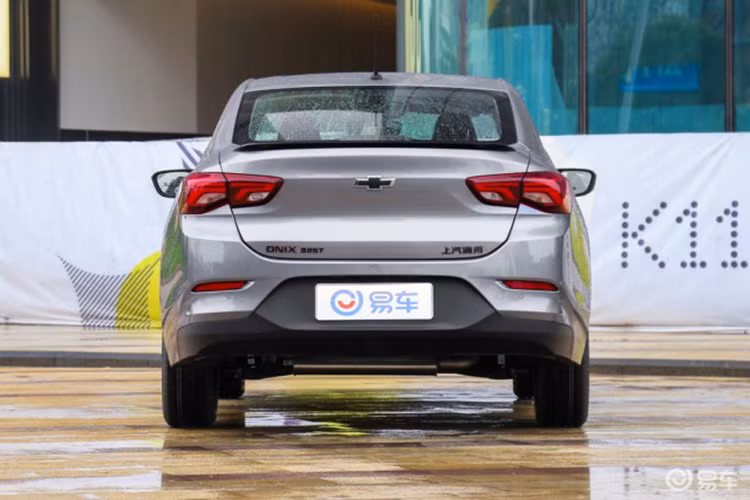 Phía sau của xe, mẫu xe giá rẻ Chevrolet Onix 2019 đã từ bỏ cụm đèn hậu cũ mà thay bằng loại mới có tạo hình đa lớp bên trong ấn tượng hơn. Ngoài ra, thiết kế đuôi xe của mẫu sedan cỡ B này còn được tô điểm bằng cánh gió nhỏ màu đen trên nắp cốp sau.