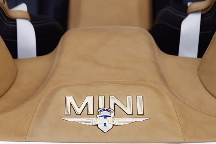 Nội thất bọc da trên MINI Superleggera được phủ với da màu vàng, logo MINI màu vàng kim loại nổi bật.