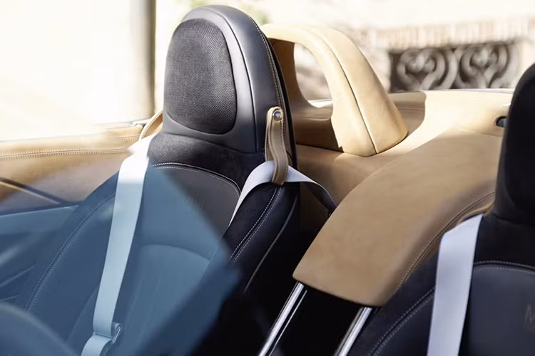 Hai hàng ghế thể thao được thiết kế với tông màu xám sang trọng.