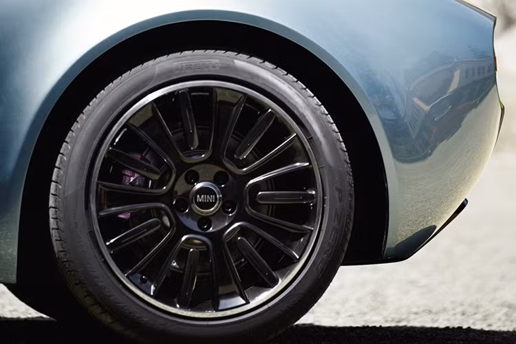 Mâm xe đa chấu được sơn màu đen đầy phong cách.