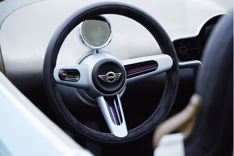 Trên vô lăng 3 chấu được bọc da thủ công còn xuất hiện một đồng hồ kỹ thuật số hình tròn cực kỳ ấn tượng.