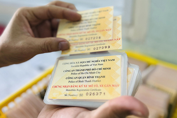 Khi nao can doi chung nhan dang ky va bien so xe tu 2025?