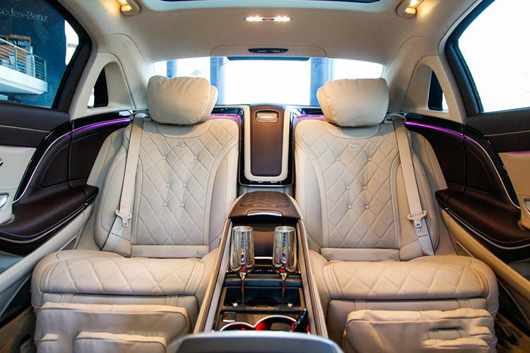 Chưa hết, hàng ghế sau trên Mercedes-Maybach S600 của Hoa hậu Giáng My có thể ngả tối đa 43,5 độ và tích hợp đệm đỡ bắp chân. Hai ghế này không thể thiếu tính năng massage đến 6 chế độ khác nhau. Ở giữa 2 hàng ghế thương gia này là bàn gấp và bộ ly champagne bằng bạc được cho ra đời bởi các nghệ nhân của Robbe và Berking.