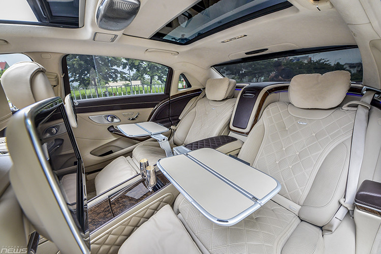 Chiếc xe siêu sang Mercedes-Maybach S600 của Hoa hậu đền Hùng được phát triển dựa trên dòng xe sang Mercedes-Benz S-Class tiêu chuẩn nhưng chiều dài tổng thể của xe tăng 200 mm và điều này cũng mang đến khoang lái rộng rãi hơn nhằm giúp hãng xe sang đến từ Đức trang bị nhiều tính năng thương gia ở hai hàng ghế sau.