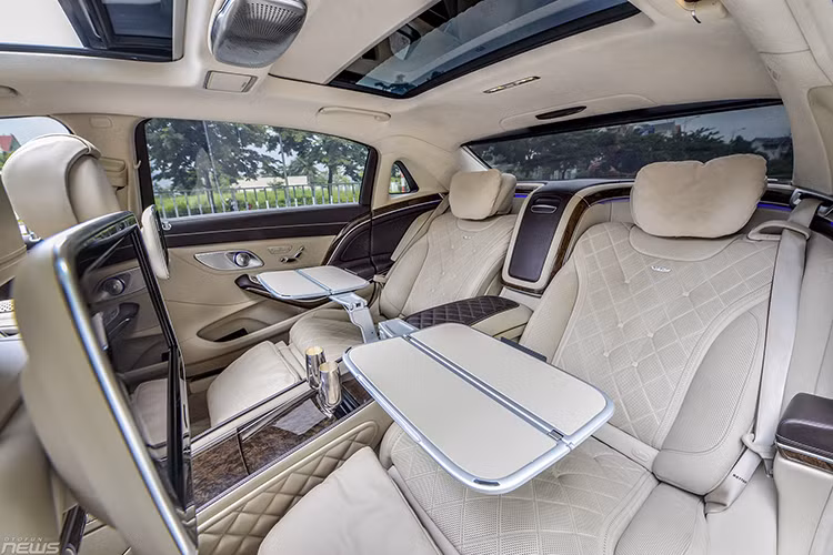 Chiếc xe siêu sang Mercedes-Maybach S600 của Hoa hậu đền Hùng được phát triển dựa trên dòng xe sang Mercedes-Benz S-Class tiêu chuẩn nhưng chiều dài tổng thể của xe tăng 200 mm và điều này cũng mang đến khoang lái rộng rãi hơn nhằm giúp hãng xe sang đến từ Đức trang bị nhiều tính năng thương gia ở hai hàng ghế sau.