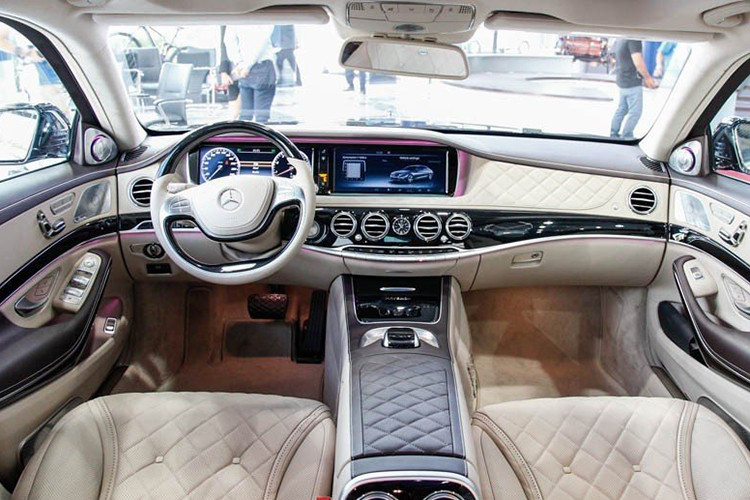 Mức giá xe Mercedes-Maybach S600 lúc mới ra mắt tại dải đất hình chữ S có giá bán 9,669 tỷ đồng để tham khảo phản ứng của nhà giàu Việt, nhưng chỉ sau 2 năm có mặt tại Việt Nam cùng độ hot của chiếc xe siêu sang này đã khiến giá bán nhanh chóng đã được tăng lên con số 14,2 tỷ đồng.