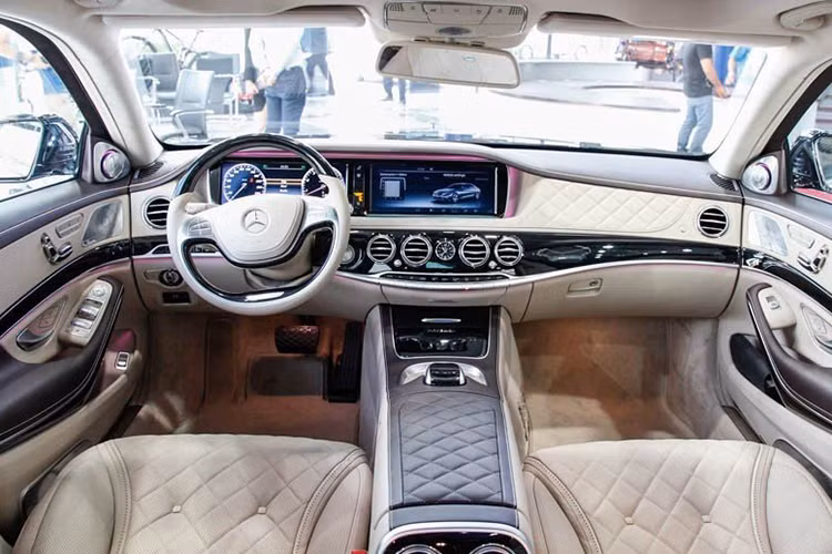 Mức giá xe Mercedes-Maybach S600 lúc mới ra mắt tại dải đất hình chữ S có giá bán 9,669 tỷ đồng để tham khảo phản ứng của nhà giàu Việt, nhưng chỉ sau 2 năm có mặt tại Việt Nam cùng độ hot của chiếc xe siêu sang này đã khiến giá bán nhanh chóng đã được tăng lên con số 14,2 tỷ đồng.