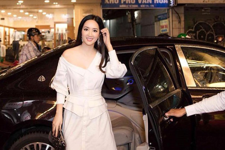 Giáng My không chỉ được biết đến là Hoa hậu đền Hùng duy nhất ở Việt Nam mà còn có chung 1 cô con gái với bị can Đỗ Anh Dũng. Ngoài ra, người đẹp U60 còn sở hữu khối tài sản rất đáng nể ở tuổi trung niên. Cách đây 6 năm, người đẹp này còn gây choáng nhiều người khi hay dự sự kiện trên chiếc xe siêu sang mang nhãn hiệu Mercedes-Maybach S600 hơn 15 tỷ đồng.