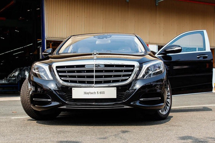 Mercedes-Maybach S600 sử dụng động cơ V12, dung tích 6.0 lít, tăng áp kép, sản sinh công suất tối đa 530 mã lực và mô-men xoắn cực đại 830 Nm. Động cơ kết hợp với hộp số tự động 7 cấp 7G-Tronic Plus, nhờ đó, chiếc xe siêu sang này có thời gian tăng tốc từ vị trí xuất phát lên 100 km/h chỉ trong vòng 5 giây trước khi đạt vận tốc tối đa 250 km/h.