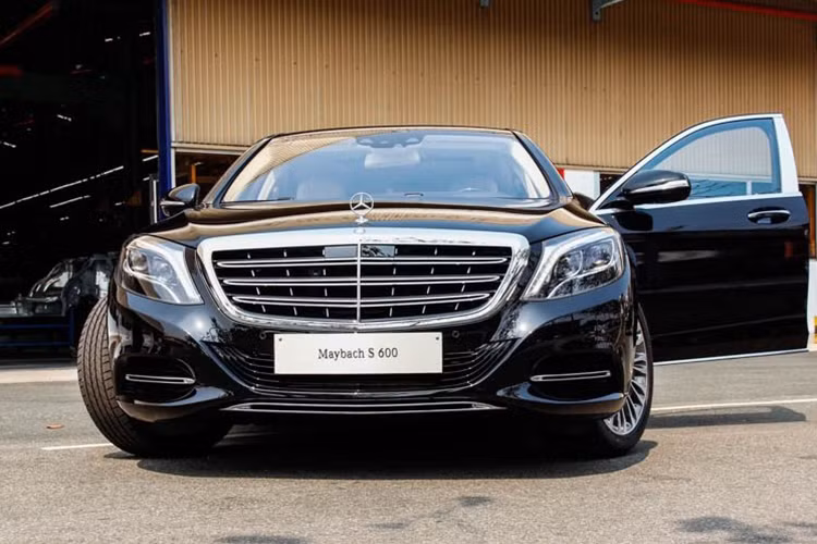 Mercedes-Maybach S600 sử dụng động cơ V12, dung tích 6.0 lít, tăng áp kép, sản sinh công suất tối đa 530 mã lực và mô-men xoắn cực đại 830 Nm. Động cơ kết hợp với hộp số tự động 7 cấp 7G-Tronic Plus, nhờ đó, chiếc xe siêu sang này có thời gian tăng tốc từ vị trí xuất phát lên 100 km/h chỉ trong vòng 5 giây trước khi đạt vận tốc tối đa 250 km/h.