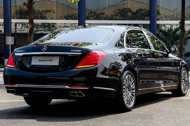 Bên cạnh đó điểm khác biệt về thiết kế ngoại thất của Mercedes-Maybach S600 so với phiên bản tiêu chuẩn nằm ở lưới tản nhiệt 3 nan kép, đèn pha và đèn định vị LED, bộ vành 19 inch đa chấu, ống xả kép và logo Maybach, vị trí cột B có sự xuất hiện của 2 nẹp kim loại mạ chrome nhằm phân biệt với "người anh em" S-Class...