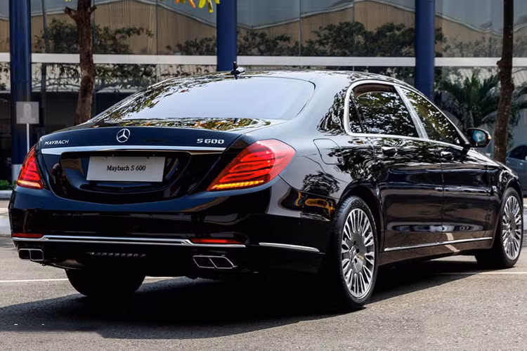 Bên cạnh đó điểm khác biệt về thiết kế ngoại thất của Mercedes-Maybach S600 so với phiên bản tiêu chuẩn nằm ở lưới tản nhiệt 3 nan kép, đèn pha và đèn định vị LED, bộ vành 19 inch đa chấu, ống xả kép và logo Maybach, vị trí cột B có sự xuất hiện của 2 nẹp kim loại mạ chrome nhằm phân biệt với "người anh em" S-Class...