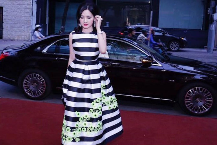 Giáng My từng gây bất ngờ khi lên tiếng về mối quan hệ tình cảm với cựu Chủ tịch Tân Hoàng Minh và 2 người có một con chung là Anh Sa nhưng rất kín tiếng. Người đẹp chỉ chia sẻ hình ảnh lộng lẫy của mình khi đi dự tiệc hay ăn uống cùng bạn bè và chiếc xe hay tháp tùng Hoa hậu đền Hùng là Mercedes-Maybach S600 siêu sang.