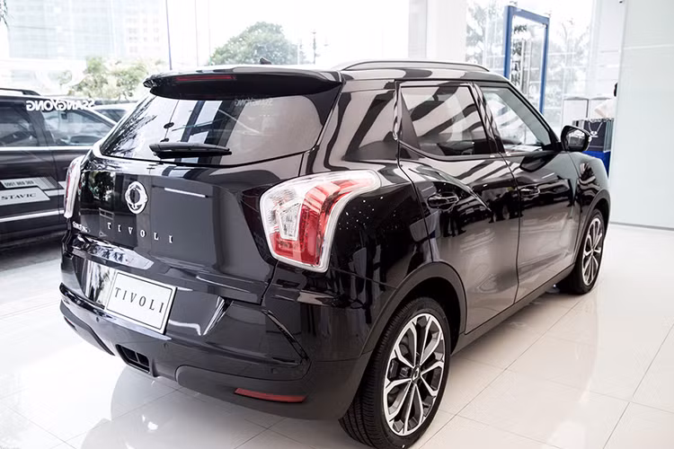 Phần đuôi xe được trang bị cụm đèn hậu dạng LED tạo dáng hình chữ L độc đáo, cản sau có gờ tạo vẻ khoẻ khoắn, đặc biệt khi nhìn chéo. Thân xe với những đường vuốt dứt khoát từ đỉnh kính chắn gió xuống đuôi gợi cảm giác liên tưởng tới mẫu Kia Soul từng xuất hiện tại thị trường Việt Nam.