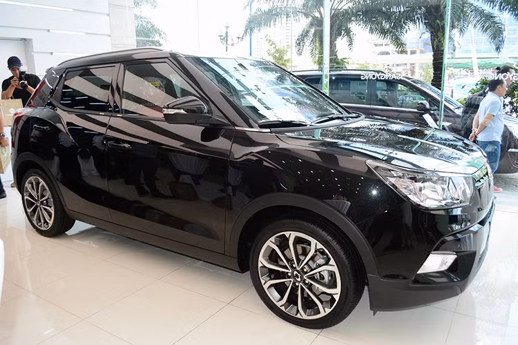 So với đối thủ Ford EcoSport đang bán tại Việt Nam, Ssangyong Tivoli sở hữu những trang bị không kém cạnh như gương kính chỉnh điện, đèn xi-nhan tích hợp gương chiếu hậu, vô-lăng tích hợp nút bấm…Đồng thời có thêm nhiều trang bị khá hấp dẫn như gập gương điện, điều khiển tay ga hành trình, 3 chế độ lái… Tuy nhiên mức 776 triệu vẫn khá cao, người dùng ở Việt Nam có nhiều lựa chọn trong tầm giá này.