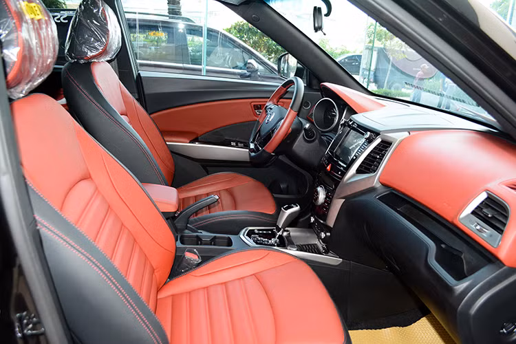 Trên mẫu xe mới này, tính năng cruise control vẫn thường thấy trên các dòng xe cỡ lớn hoặc hạng sang, do đó khi áp dụng trên SsangYong Tivoli đã giúp mẫu xe này nâng tầm hơn so với các đối thủ trong phân khúc CUV hạng B khác đang có mặt tại thị trường Việt. Đáng chú ý, trang bị sẵn có trên xe là nút bấm điều chỉnh 3 chế độ lái (Normal, Comford và Sport) kết hợp 3 chế độ vận hành (ECO, Power, Winter)...