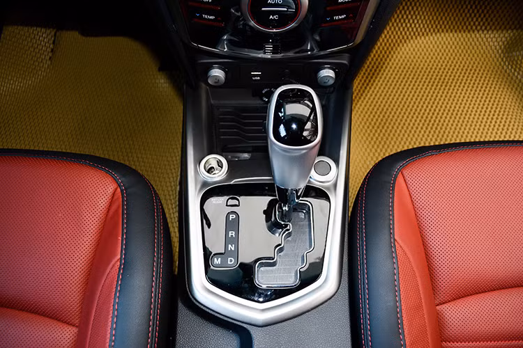 Xe đủ dùng cho 5 người trong những chuyến đi trung bình. Nếu muốn cốp rộng hơn, phiên bản XVL có chiều dài hơn 20 cm so với Tivoli là lựa chọn phù hợp. Điểm đáng chú ý trên mẫu xe này là động cơ xăng dung tích chỉ 1.6 lít nhưng đạt công suất cực đại 128 mã lực và mô-men xoắn 160 Nm.