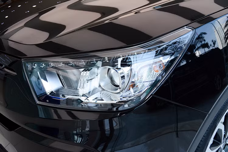 Về thiết kế tổng thể, Tivoli khá cân đối, hài hoà, ngôn ngữ hoàn toàn mới so với những chiếc Ssangyong trước đây. hần đầu xe với lưới tản nhiệt nằm sâu dưới cản trước của xe dạng tổ ong, đèn pha dạng LED chiếu sáng ban ngày, đèn sương mù lớn dạng hình chữ nhật nằm đối xứng hai bên.