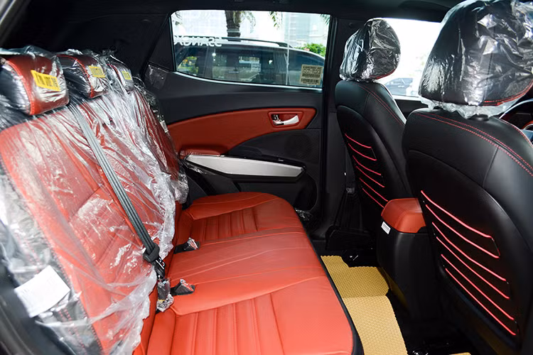 Tuy nhiên các ghế trên xe đều chỉnh cơ mà không được trang bị hệ thống chỉnh điện. Trang bị an toàn trên xe khá đầy đủ gồm: túi khí, dây đai an toàn tự căng, phanh ABS và đĩa phanh ở 4 bánh… Màn hình giải trí 7 inch kết hợp camera lùi... Xe có sẵn chế độ sang số tay (M) với lẫy đẩy số nằm ngay gần tay nắm, dễ dàng chuyển số tay chỉ bằng ngón cái.