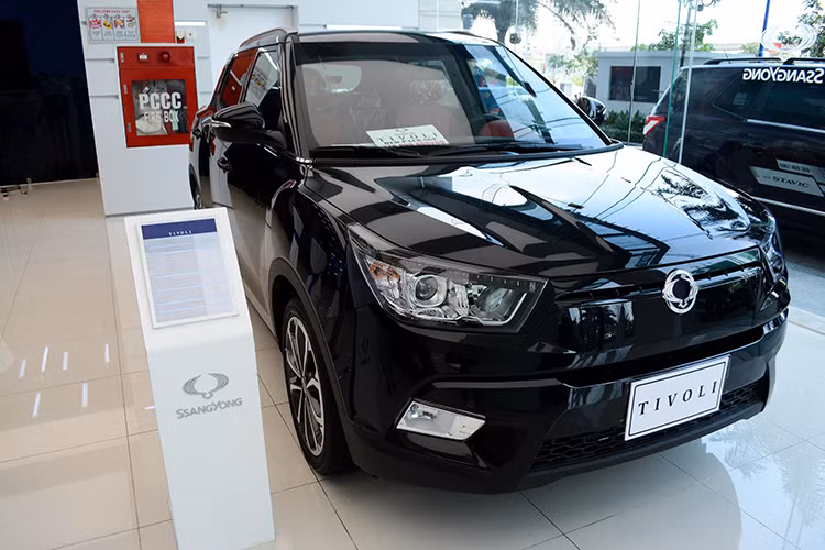 Đây là chiếc xe ôtô Ssangyong Tivoli 2017 phiên bản cao cấp nhất mang cái tên Red Package, vừa chính thức được hãng xe hơi Hàn Quốc chính thức ra mắt tại Việt Nam. Về trang bị. phiên bản Red Package này tương đồng với phiên bản cao cấp Tivoli AT DLX từng bán ra tại Việt Nam nhưng được bổ sung nội thất đỏ thể thao.