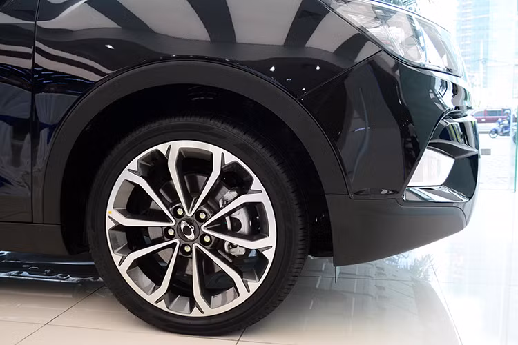 Hãng xe ôtô SsangYong trang bị cho mẫu xe này loại mâm xe 18" với các nan dạng cánh hoa và lắp lốp 215/45. Phanh xe là loại đĩa trên cả bốn bánh tích hợp tính năng chống bó cứng ABS, hỗ trợ phanh khẩn cấp BA và phân phối lực phanh điện tử EBD. Tuy nhiên, gầm xe lại thấp hơn một chút so với những chiếc CUV hạng C như Mazda CX-5.