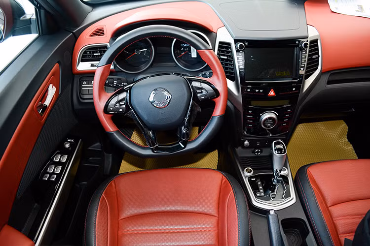 Bên trong nội thất của mẫu xe này được hãng xe Ssangyong bọc da hai tông màu đen đỏ nổi bật. Ghế ngồi được tạo vân ở bề mặt nhằm tối ưu sự thoải mái và thể thao cho người ngồi. Về tổng thể, nội thất của xe sở hữu nét thiết kế trang nhã, sang trọng đi kèm những trang thiết bị hiện đại.