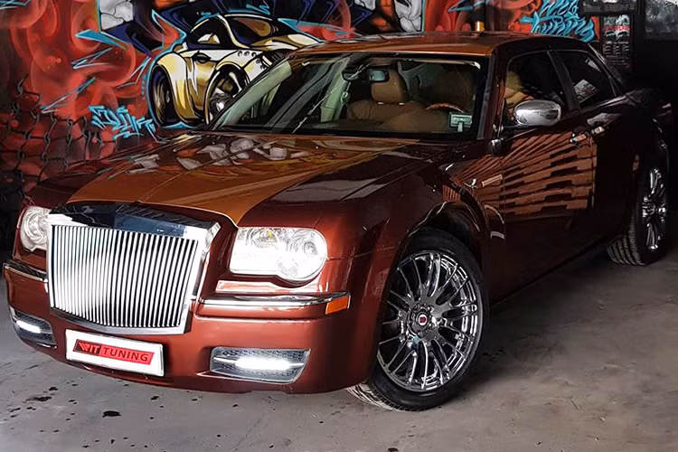 Chrysler 300C sử dụng động cơ 5.7 lít, V8, tuy nhiên có thể ngắt 4 xi-lanh để giảm tiêu hao nhiên liệu. Xe tiêu tốn khoảng 18 lít/100 km trong thành phố, 10 lít/100 km trên xa lộ, trung bình 16 lít/100 km.