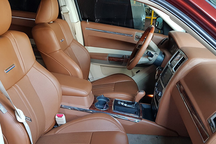 Một số chi tiết bên trong chiếc xe cũng đã được trang trí thêm sao cho đẹp mắt hơn như vô-lăng, cần số, bệ trung tâm... Vì đây là một chiếc Chrysler 300C đời cũ nên thiết kế nội thất khá thô sơ và đơn giản.