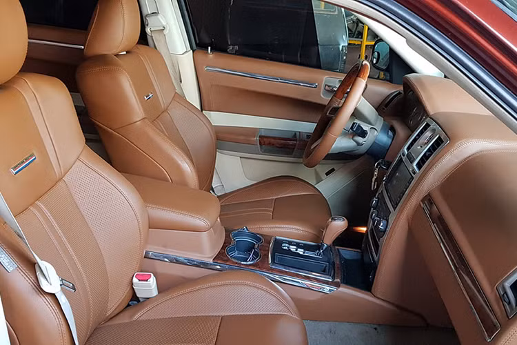 Một số chi tiết bên trong chiếc xe cũng đã được trang trí thêm sao cho đẹp mắt hơn như vô-lăng, cần số, bệ trung tâm... Vì đây là một chiếc Chrysler 300C đời cũ nên thiết kế nội thất khá thô sơ và đơn giản.