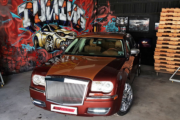 Được biết, chủ nhân chiếc Chrysler 300C đời cũ đã chi khoảng hơn 200 triệu đồng để độ lại nội, ngoại thất xe sao cho giống với mẫu xe siêu sang Rolls-Royce Phantom nhất có thể. Theo chủ xưởng độ chiếc xe này cho hay, các phụ kiện độ Chrysler 300C thành Rolls-Royce Phantom đều được nhập khẩu từ nước ngoài về.