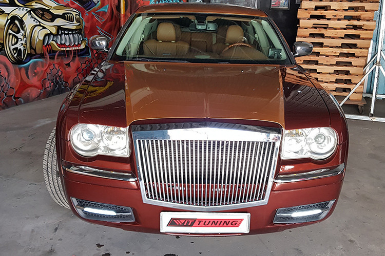 Có thể nói, các tay thợ độ xe ở TP HCM đã rất khéo léo khi độ chiếc Chrysler 300C này trở nên khác lạ và có gì đó hao hao giống với Rolls-Royce Phantome. Đặc biệt, cụm lưới tản nhiệt mang đặc trưng thương hiệu của hãng xe hạng sang của Anh quốc.