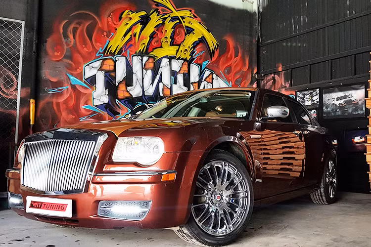 Xe sở hữu mặt ca-lăng dầy, mạ chrome sáng bóng cùng thiết kế kiểu "đầu tàu hoả" khoẻ khoắn và nam tính. Tiếp tới là phần cản dưới với hai khe hút gió cũng được bọc kim loại mờ cùng dải đèn day-light dạng Led. Đáng tiếc, cụm đèn chiếu sáng trung tâm chưa có sự thay đổi nào rõ rệt.