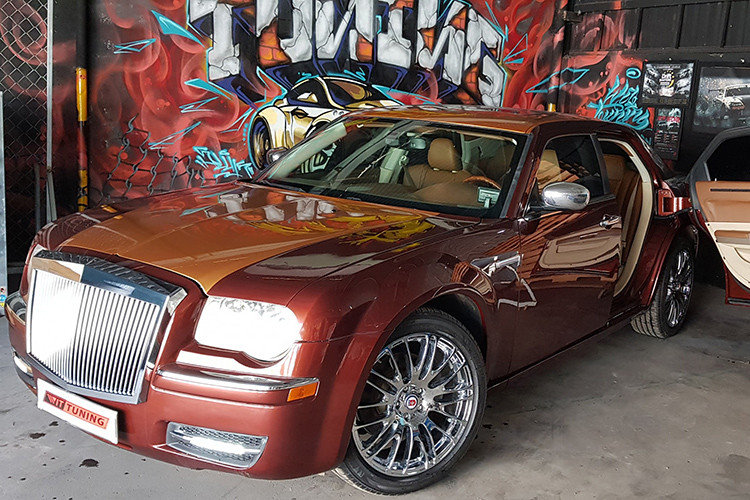 Nguyên bản, đây là mẫu xe Chrysler 300C Heritage Edition đời 2011 thuộc sở hữu của một doanh nhân người Đắk Lắk. Và để thoả mãn niềm đam mê cá nhân chủ nhân cảu chiếc xe đã mang lên Sài Gòn để thực hiện.