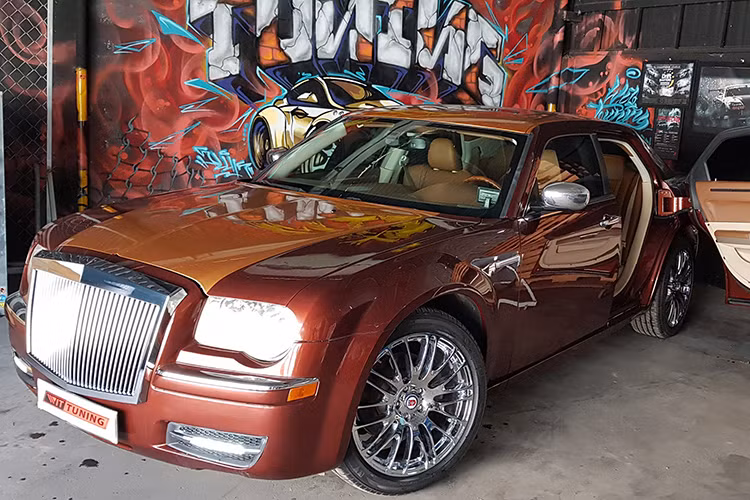 Nguyên bản, đây là mẫu xe Chrysler 300C Heritage Edition đời 2011 thuộc sở hữu của một doanh nhân người Đắk Lắk. Và để thoả mãn niềm đam mê cá nhân chủ nhân cảu chiếc xe đã mang lên Sài Gòn để thực hiện.