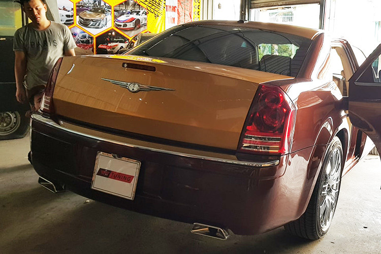 Các thợ độ xe Việt Nam đã trang bị trên bản độ này bộ mâm đa chấu sáng bóng với kích thước lên tới 20 inch. Thêm vào đó, phiên bản Chrysler độ Phantom này còn sở hữu ngoại thất 2 tông màu nổi bật cùng cửa mở kiểu "tự sát" đặc trưng Rolls-Royce.