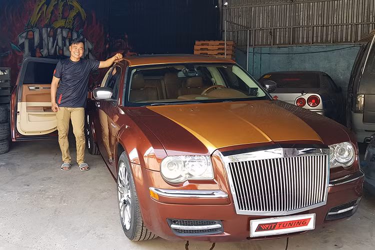 Mới đây, một chiếc xe Chrysler 300C độ Rolls-Royce Phantom do một xưởng tại TP HCM thực hiện đã chính "ra lò" sau khoảng 4 tháng thực hiện. Đây cũng là chiếc Chrysler cũ thứ hai độ phong cách xe siêu sang Anh quốc của xưởng này, chiếc đầu tiên xuất hiện vào năm 2016.