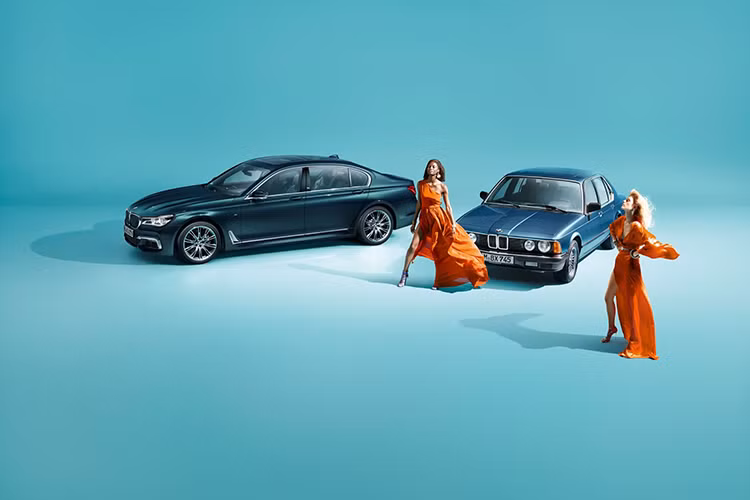 Mẫu xe sang BMW 7-Series Edition 40 Jahre ra đời nhằm kỷ niệm 40 năm dòng xe này. Xe được sản xuất giới hạn chỉ 200 chiếc với những nâng cấp đáng về thẩm mỹ. Ngoại thất xe nổi bật với màu trắng bạc Frozen Silver hoặc xanh Petrol Mica kim loại đến từ BMW Individual.
