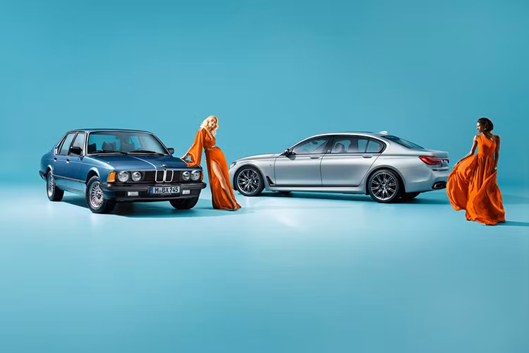 Ngoài ra, BMW 7-Series 40 Jahre còn được trang bị hệ dẫn động 4 bánh toàn thời gian xDrive tùy chọn. So với phiên bản thường, 7-Series 40 Jahre tạo điểm nhấn khác biệt bằng màu sơn do bộ phận Individual phát triển, đó là bạc nhám Matte Frozen Silver và xanh lục óng Petrol Mica Metallic.