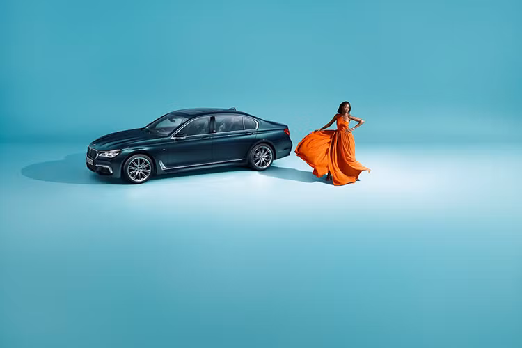 Theo hãng xe ôtô BMW, phiên bản kỷ niệm 40 Jahre sẽ được áp dụng cho cả 7-Series tiêu chuẩn và trục cơ sở dài. Từ những phiên bản dùng động cơ 6 xy-lanh (740i/740d), 8 xy-lanh (750i/750d), 12 xy-lanh (M760Li) đến 740e plug-in hybrid, tất cả đều có phiên bản 40 Jahre.