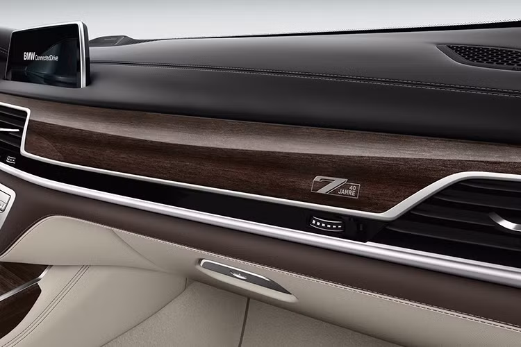 Máy tính bảng điều khiển từ hàng ghế sau (BMW Touch Command) có thiết kế như một máy tính bảng được tích hợp vào hệ thống trung tâm tại hàng ghế sau. Chiếc máy tính bảng này kết nối với hệ thống của chiếc xe, và hỗ trợ hành khách hàng ghế phía sau thiết lập các tuỳ chỉnh trên xe một cách dễ dàng nhất.