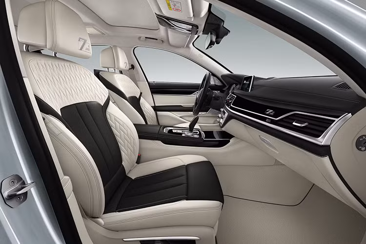 Tiếp đến là bộ phụ khiện khí động học M Aerodynamics Package, bao gồm cản va trước/sau cải tiến và lưới tản nhiệt hình quả thận màu đen. Các chi tiết ngoại thất màu đen bóng Shadow Line cũng được trang bị tiêu chuẩn cho BMW 7-Series 40 Jahre. Bên sườn của BMW 7-Series 40 Jahre xuất hiện bộ vành hợp kim siêu nhẹ có đường kính 20 inch.