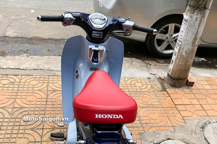 Phần đầu xe cũng có thiết kế "cánh én" tương tự Super Cub C100 đời đầu, nhưng có đèn pha LED hiện đại. Ngay cả màu sơn Candy Blue ánh kim và Light Blue Pearl cũng gợi nhớ về chiếc Cub đầu tiên, chỉ pha thêm ánh kim vào sơn để đem tới vẻ hiện đại và cao cấp hơn. Trên phiên bản này, xe được trang bị yên màu đỏ, không kèm giá đèo hàng sau.