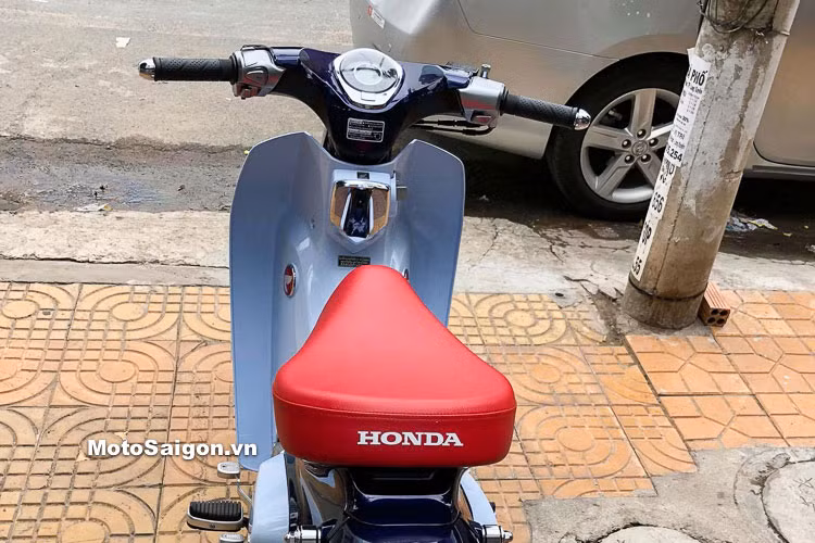 Phần đầu xe cũng có thiết kế "cánh én" tương tự Super Cub C100 đời đầu, nhưng có đèn pha LED hiện đại. Ngay cả màu sơn Candy Blue ánh kim và Light Blue Pearl cũng gợi nhớ về chiếc Cub đầu tiên, chỉ pha thêm ánh kim vào sơn để đem tới vẻ hiện đại và cao cấp hơn. Trên phiên bản này, xe được trang bị yên màu đỏ, không kèm giá đèo hàng sau.