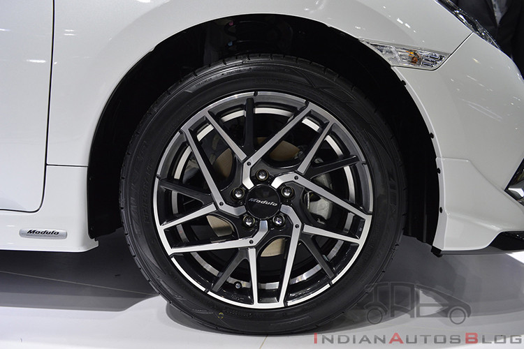 Honda Civic 2019 mới được nâng cấp bên sườn với bộ la-zăng mới. 2 bản dùng động cơ tăng áp của Honda Civic 2019 tại Thái Lan sẽ dùng bộ vành hợp kim 17 inch trong khi các bản còn lại được trang bị la-zăng 16 inch.