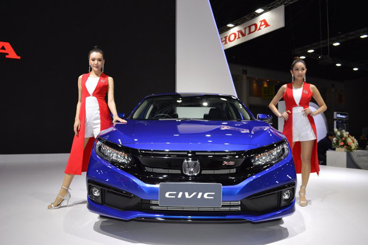 Tại thị trường Thái Lan, giá xe Honda Civic 2019 mới với 4 bản trang bị, bao gồm 1.8 E, 1.8 EL, 1.5 Turbo và 1.5 Turbo RS sẽ dao động từ 874.000 - 1.219.000 Baht (tương đương 618,5 - 861,5 triệu đồng). Dự kiến, sau Thái Lan, Honda Civic 2019 sẽ sớm ra mắt những thị trường Đông Nam Á khác, trong đó có Việt Nam.